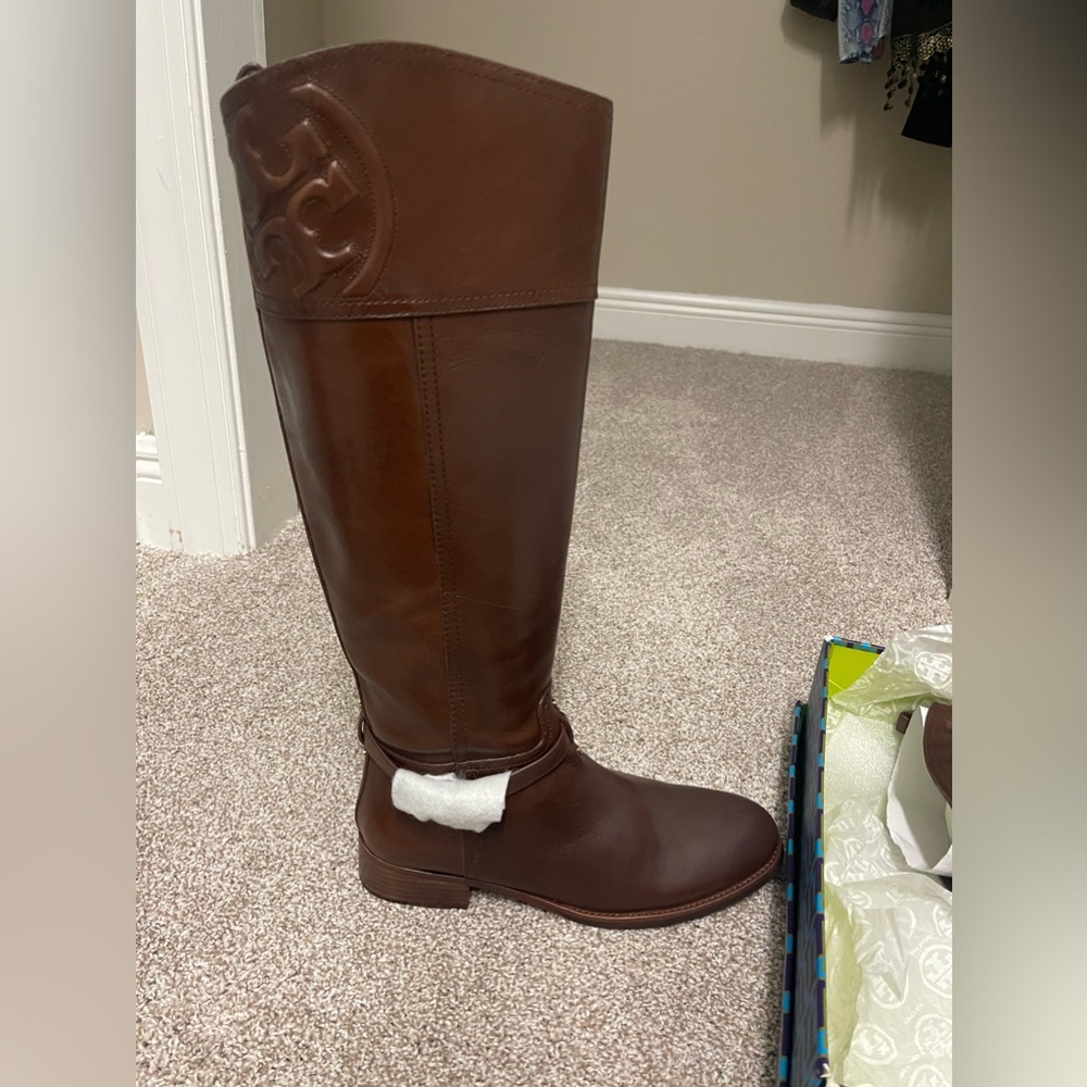 Selling these brand new Tory Burch boots